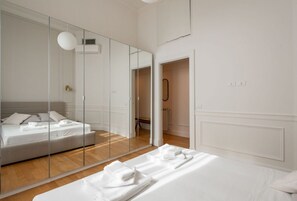 2 bedrooms, desk, WiFi, bed sheets