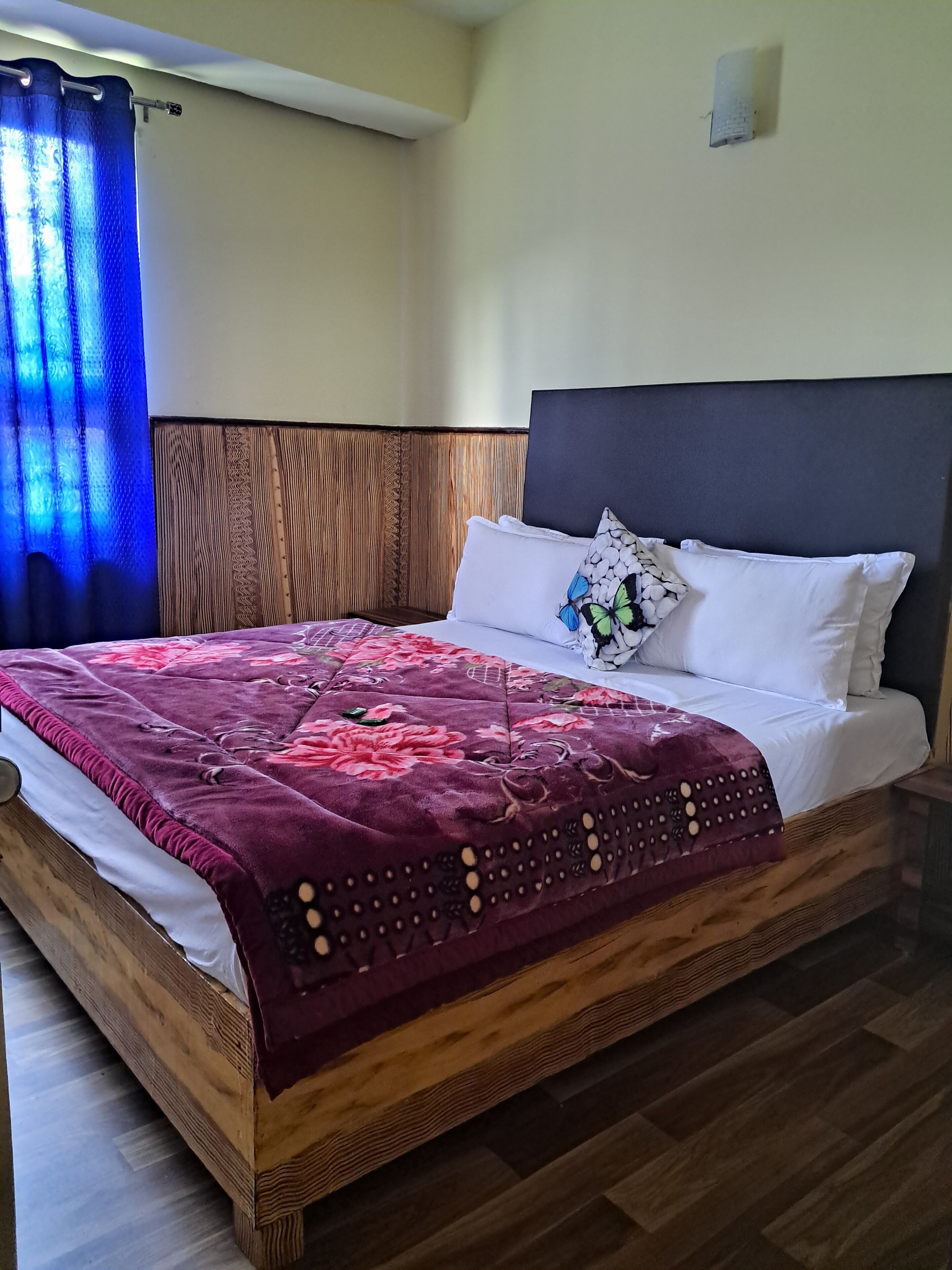 Deluxe Double Room, Balcony, Mountain View | Desk
