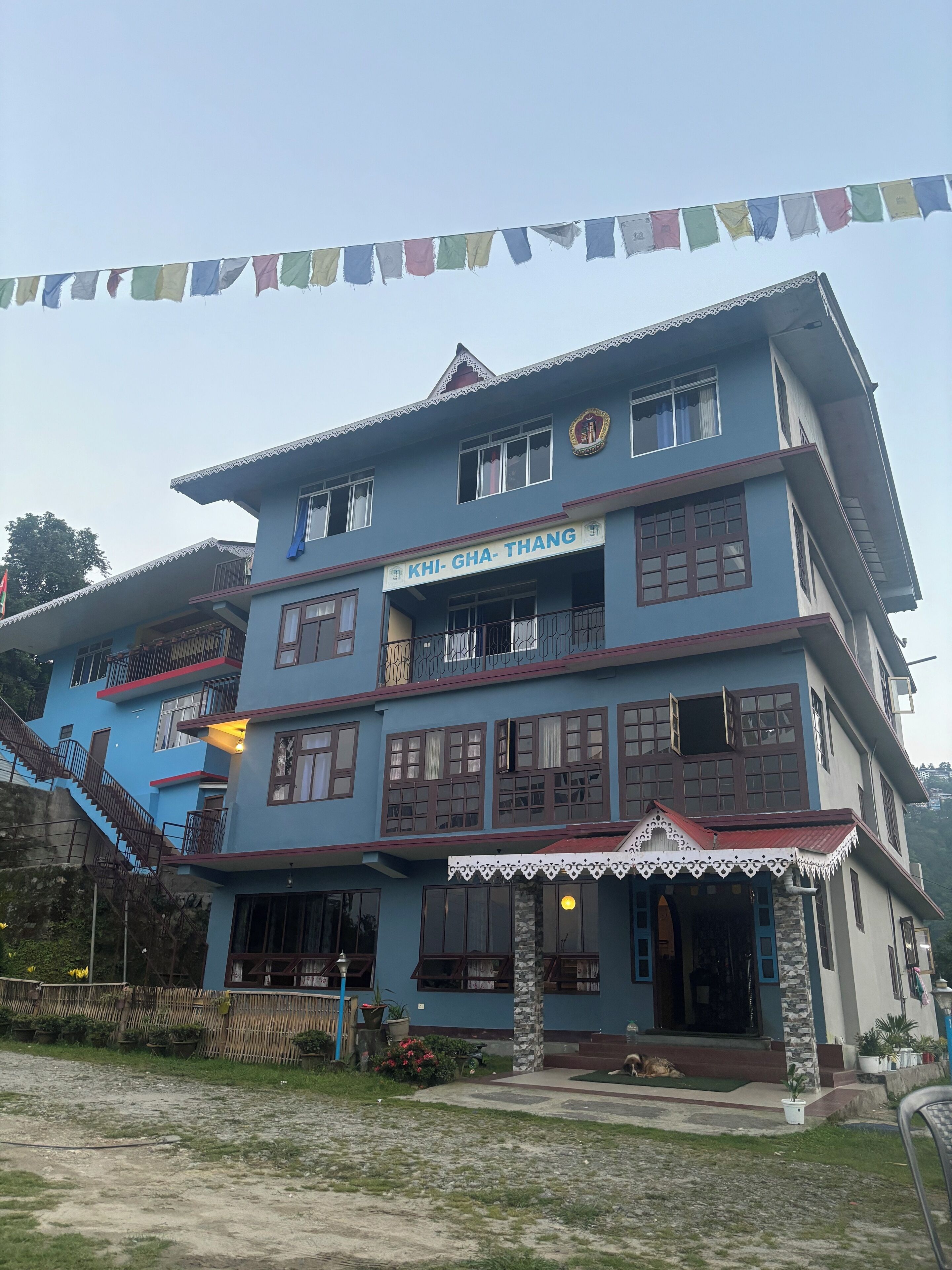 Un bâtiment à deux étages sur lequel on peut lire l’inscription « KHI-GHA-THANG ».