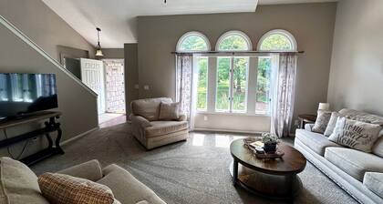 Charming and Private 3-bedroom house by Saylorville Lake, North of Johnston