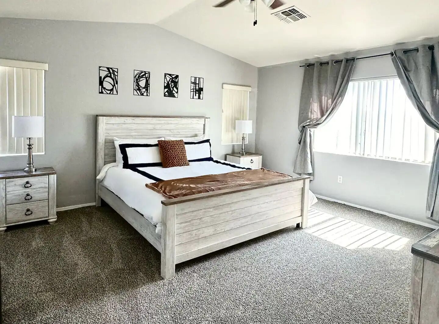 4 bedrooms, iron/ironing board, WiFi, bed sheets