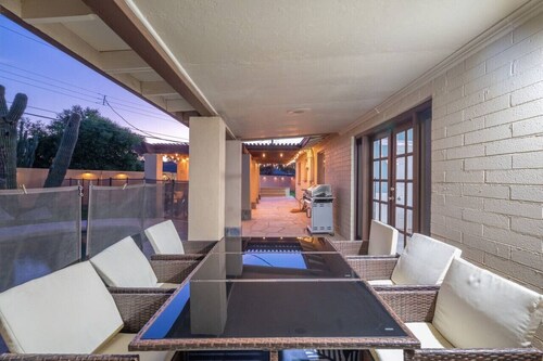 Outdoor Oasis: Mini Golf, Lawn Games, Pool