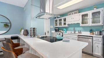 Réfrigérateur, micro-ondes, four, plaque de cuisson