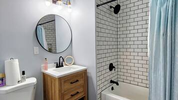 Asciugacapelli, asciugamani, sapone, shampoo