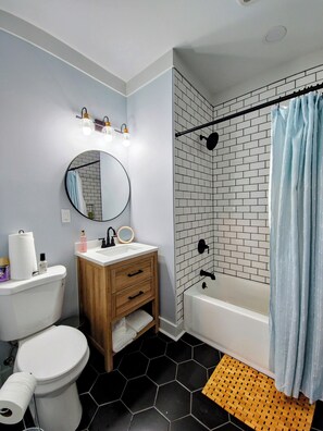 Sèche-cheveux, serviettes fournies, savon, shampoing