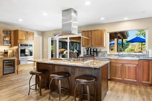 ثلاجة، ميكروويف، فرن، موقد طهي مسطح