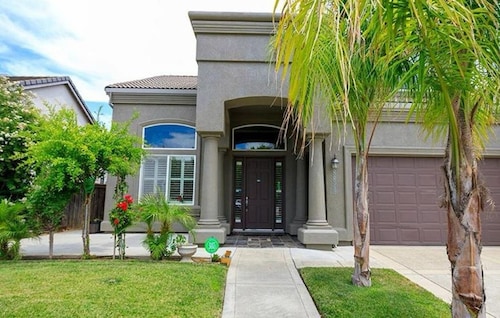 Spacious 5-bedroom house in delightful Elk Grove with AC, WiFi,fitness equipment