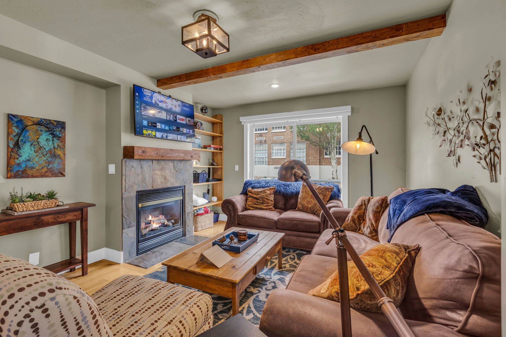 Televisie, een open haard en een kantoor