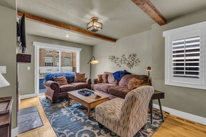 Televisión, chimenea y oficina 