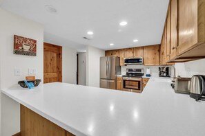 Fridge, microwave, oven, stovetop - Centrally Located Park City Retreat Near Town Lift (Park City)