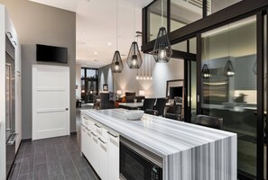 Kjøleskap, mikrobølgeovn, ovn og kokeplater