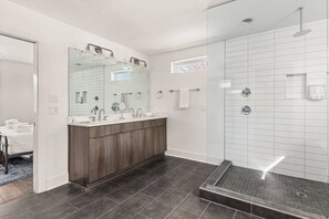 Dusj, hårføner og sjampo