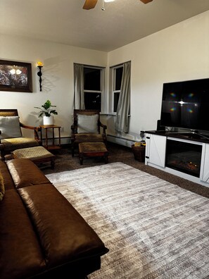 Smart TV y chimenea 