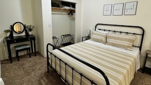 A bedroom with a bed, a desk, a chair, a mirror, and a closet. - Cozy 2-bedroom with WiFi, Aurora viewing, central location in Fairbanks (Fairbanks)