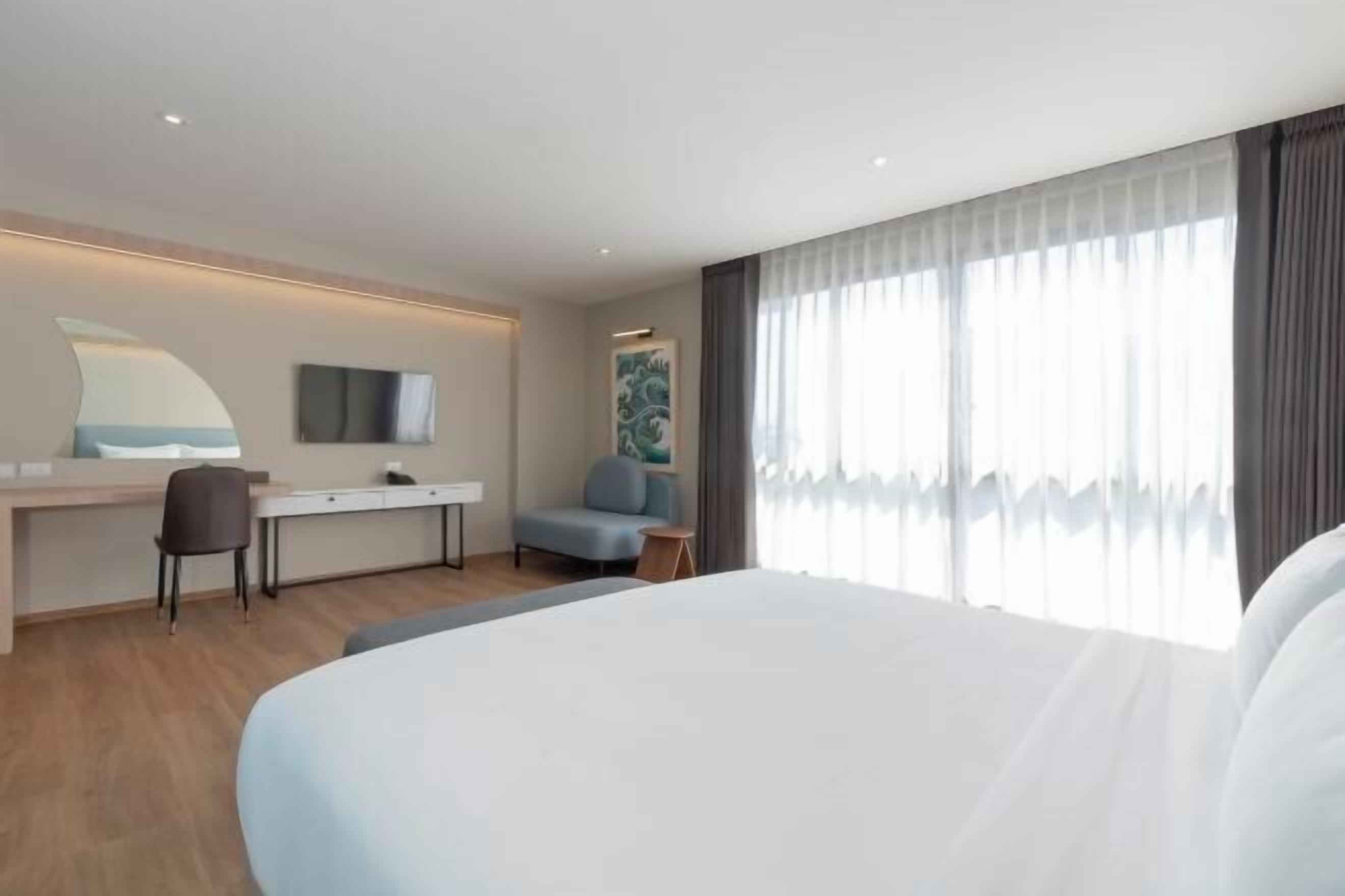 In-room safe, desk, soundproofing, free WiFi