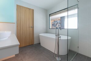 Deluxe Premier with Bathtub | Banheiro | Produtos de toalete grátis, secador de cabelo, roupões de banho 