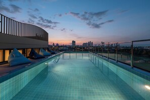 Una piscina al aire libre