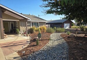 Property grounds - Fall Relaxation, National Parks, Home in the Orchards in Quaint Exeter (Exeter)