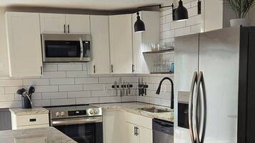 Mikrowelle, Ofen, Herdplatte, Geschirrspüler