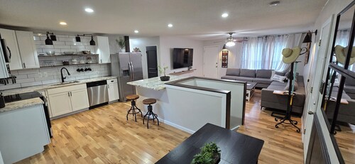 Charming, Pet friendly, Long stay discounts, 6 miles to Convention Center