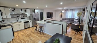 Charming, Pet friendly, Long stay discounts, 6 miles to Convention Center