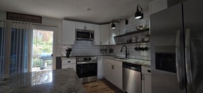 Mikrobølgeovn, ovn, kokeplater og oppvaskmaskin