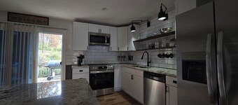 Charming, Pet friendly, Long stay discounts, 6 miles to Convention Center