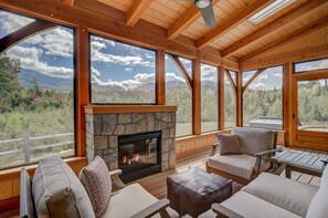 Smart TV, fireplace, ping pong, books