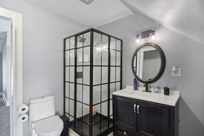 Douche, sĂšche-cheveux, bidet, serviettes fournies