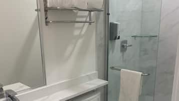 Secadora de cabello, toallas, jabón, shampoo