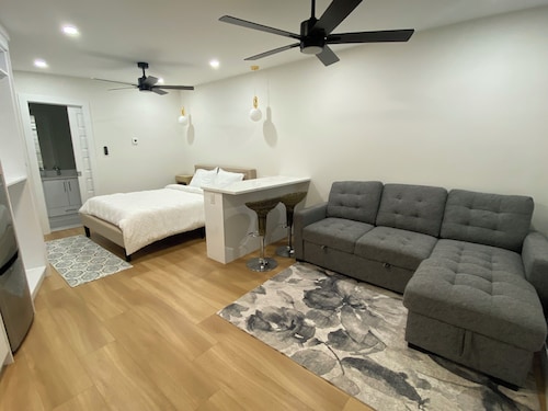 Calm Corner Retreat: Calm Escape With Air Conditioning