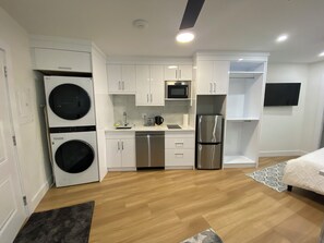 Kjøleskap, mikrobølgeovn, kokeplater og oppvaskmaskin