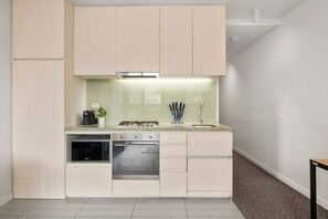 ثلاجة، ميكروويف، فرن، موقد طهي مسطح