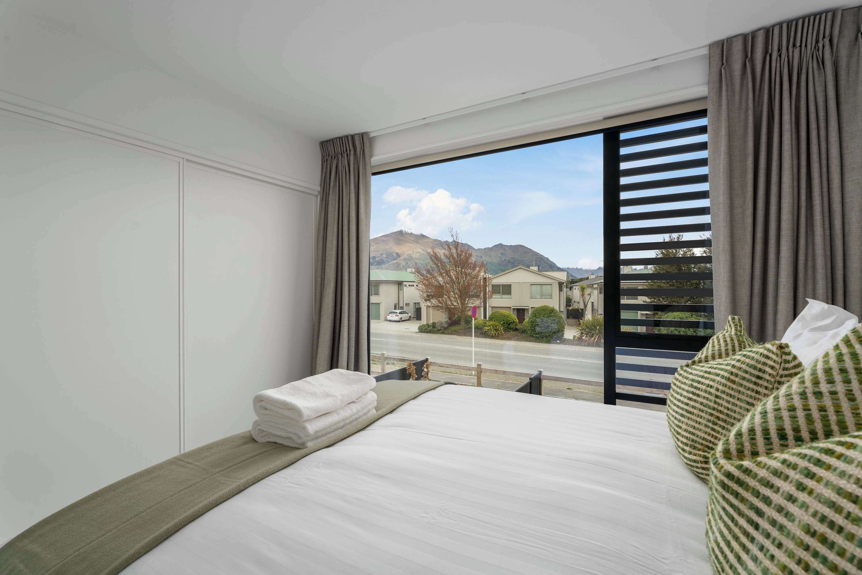 2 bedrooms, desk, iron/ironing board, WiFi