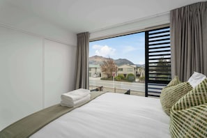 2 bedrooms, desk, iron/ironing board, WiFi