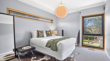 6 bedrooms, desk, iron/ironing board, WiFi