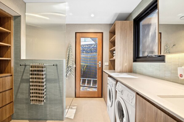 Douche, sèche-cheveux, serviettes fournies