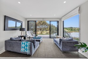 TV, bøker og kontorer