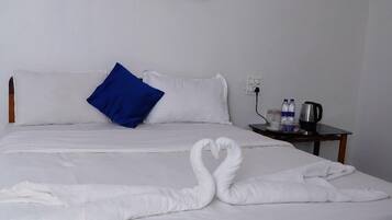 Deluxe Double Room | Living room | TV