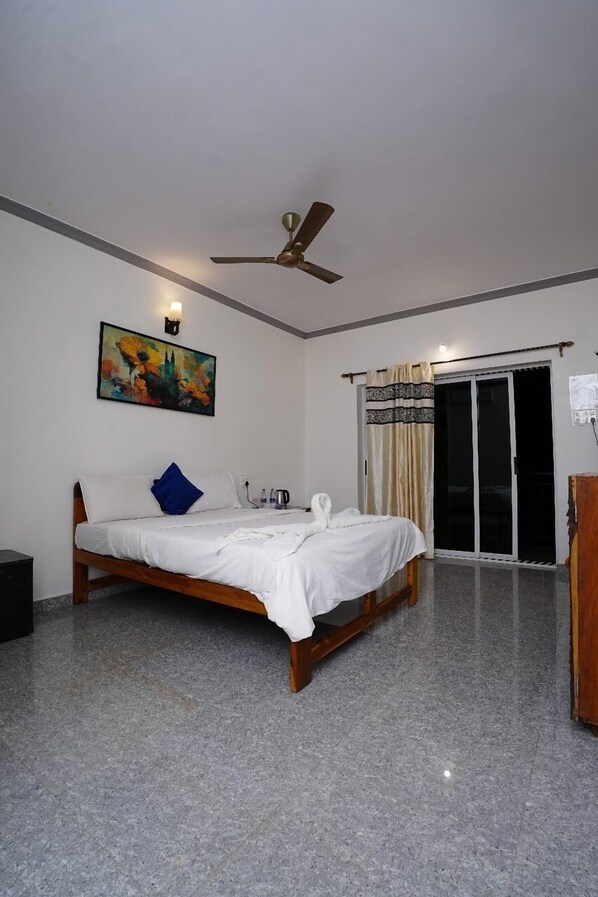 디럭스 더블룸 | 거실 | TV