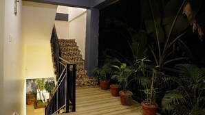 Un escalier avec des marches recouvertes de bois, menant à un niveau inférieur.
