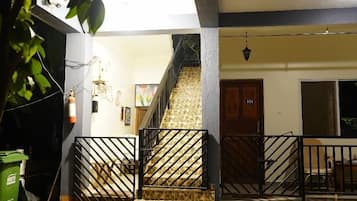Deluxe Double Room | Living room | TV