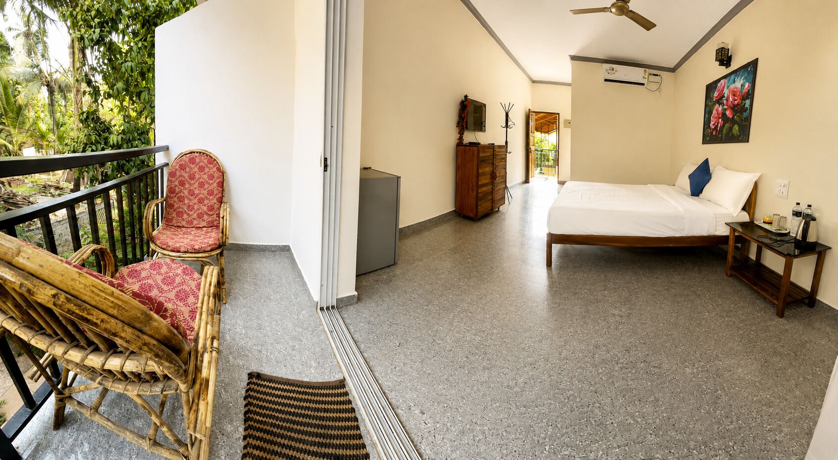 Une pièce comprenant un lit, une chaise, une petite table et un radiateur.