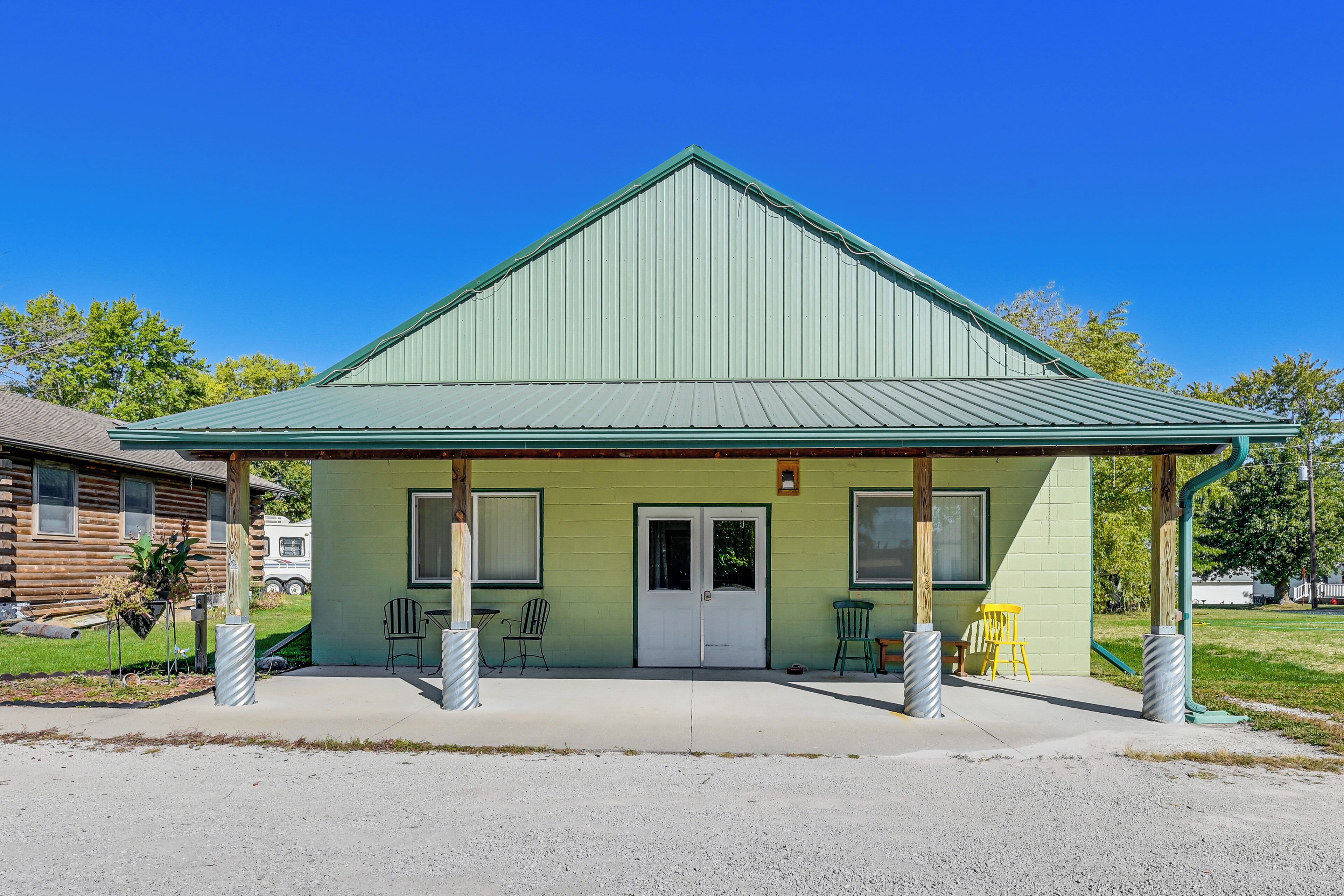 Ellston Vacation Rental | 2BR | 1 BA | 870 Sq Ft | Step-Free Access