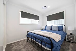 2 bedrooms, iron/ironing board, travel cot, WiFi - Villa 315 - Cosy & Convenient, Hidden Gem (Dubbo)