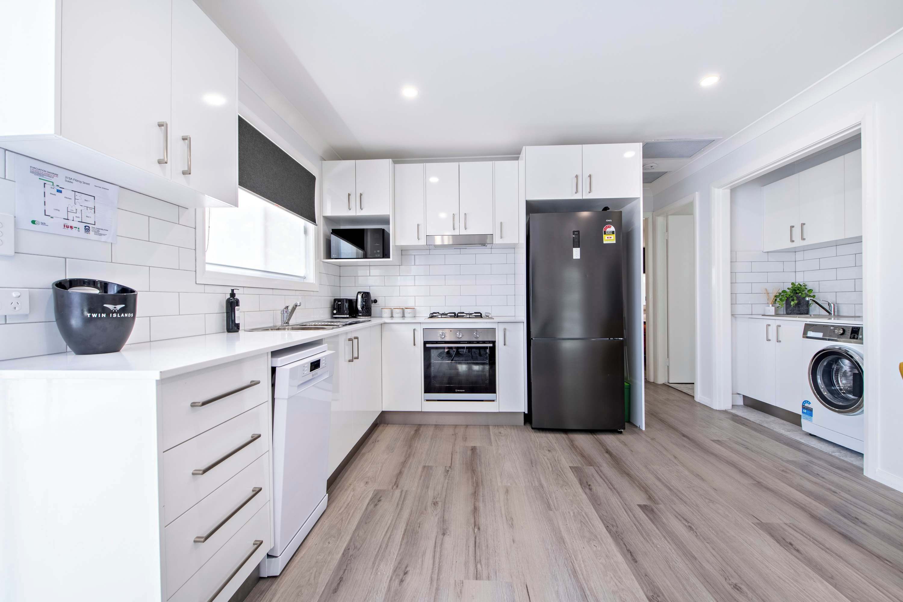 冷蔵庫、電子レンジ、オーブン、コンロ