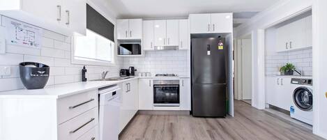 冷蔵庫、電子レンジ、オーブン、コンロ