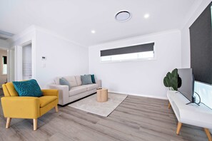 TV, offices - Villa 315 - Cosy & Convenient, Hidden Gem (Dubbo)