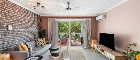 Una televisión, una oficina