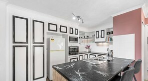 Réfrigérateur, four à micro-ondes, un four, surface de cuisson